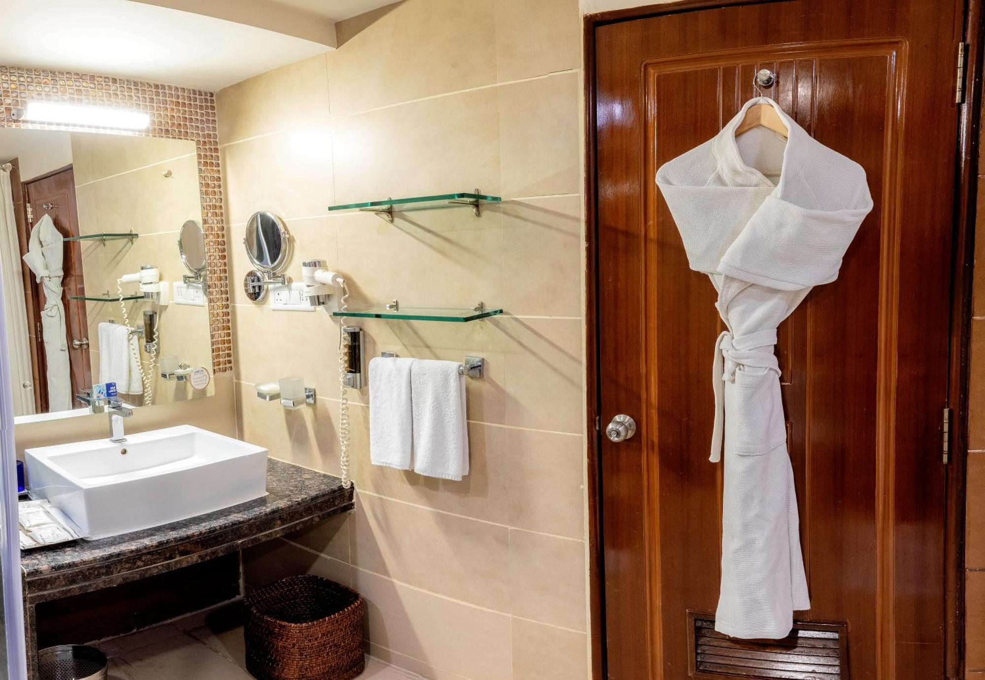 Fortune Jp Palace, Mysore - Member Itc Hotels' Group Eksteriør billede A bathrobe hanging on a door